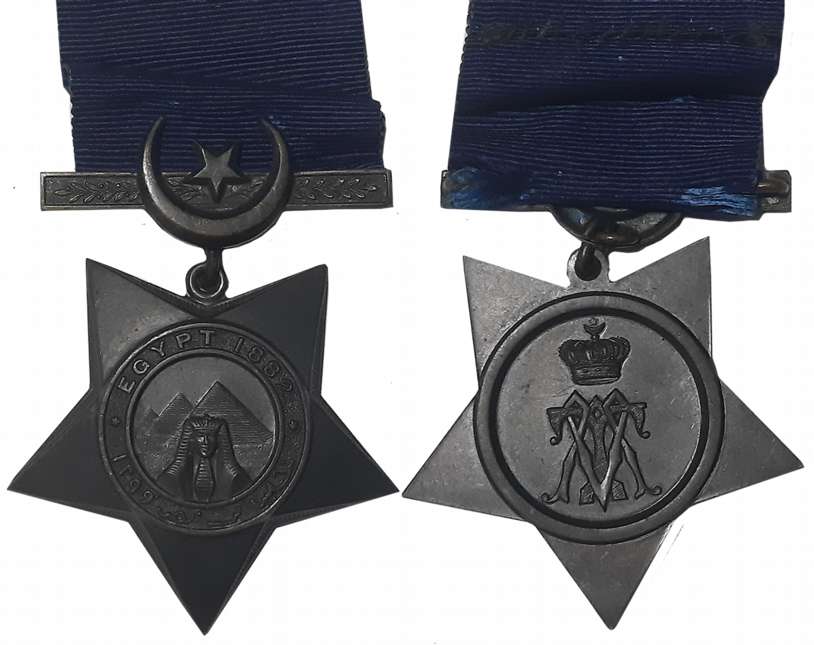 Khedive's Star Bronze Medal, Obv: In the centre is the Sphinx with the three Great Pyramid