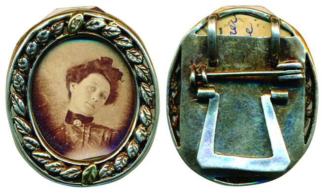 Photo frame, Silver, Oval shape tiny photo frame decorated design around, support stand on