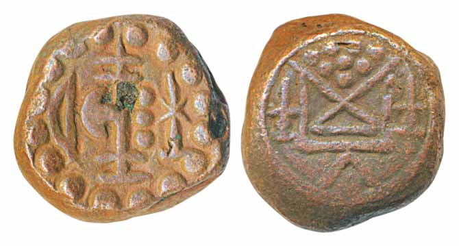 Kongu Cheras, Copper, 3.90g, Obv: Battle Axe, Srivatsam ,bow and lamp stand, Rev: Degenera