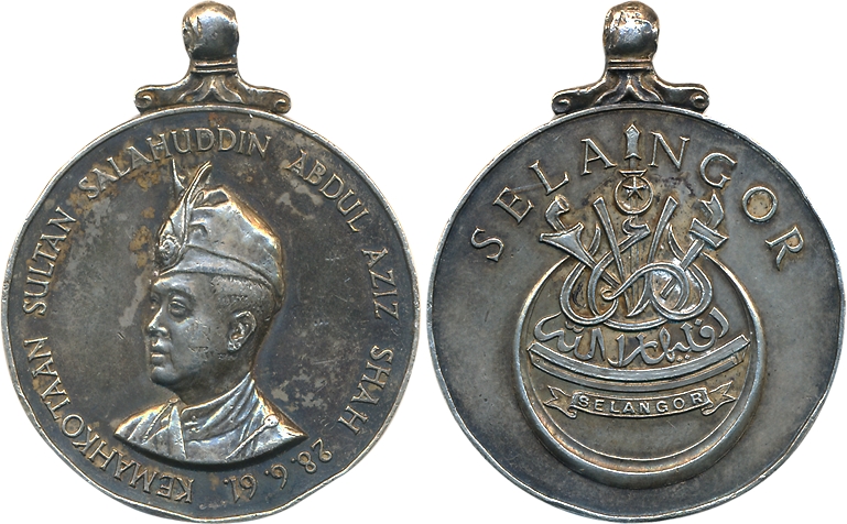 Selangor, Silver Medal, Sultan Salahuddin Abdul Aziz Shah, 1961, Obv: Portrait of ruler fa