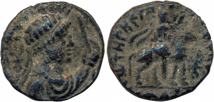 Kushans, Soter Megas, Copper, 7.65g, Obv: Radiate diademed bust of king to right, Rev: Kin