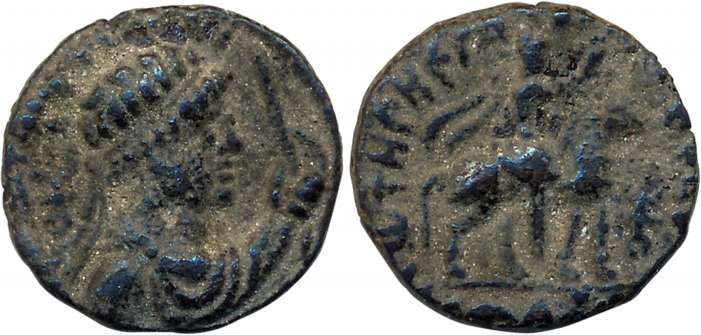 Kushans, Soter Megas, Copper, 7.65g, Obv: Radiate diademed bust of king to right, Rev: Kin