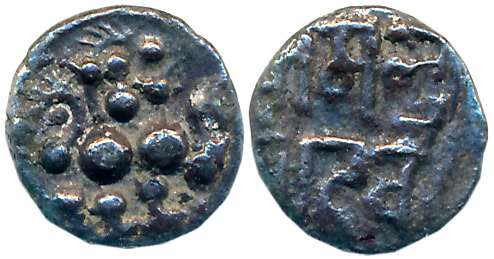Yadavas of Seuna Desha (latterly of Devagiri), Mailugi Deva, Silver Dramma, 0.70g, Obv: St