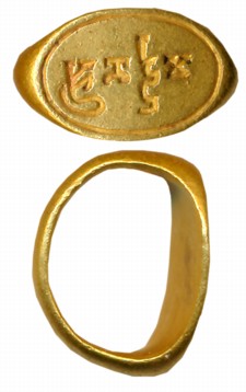 Gold signet Ring, 6.89g, Brahmi legend "Marddanasya" inscribed in retrograde on plain surf