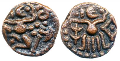 Venad Cheras, Copper, 3.68g, Obv: Stylised figure flanked by lamp and chuckram Rev: Seated
