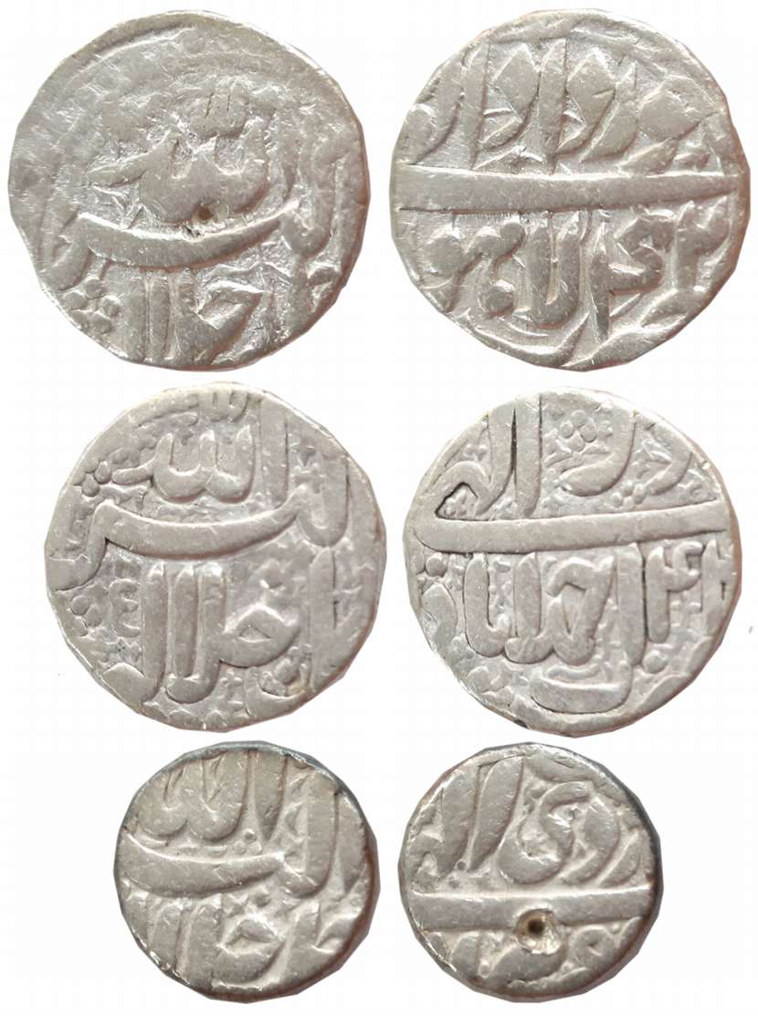 Akbar, Silver Rupees (3), 11.28g, 11.20g, 11.17g, “Jalalahu” type, Ahmedabad Mint, Ilahi M