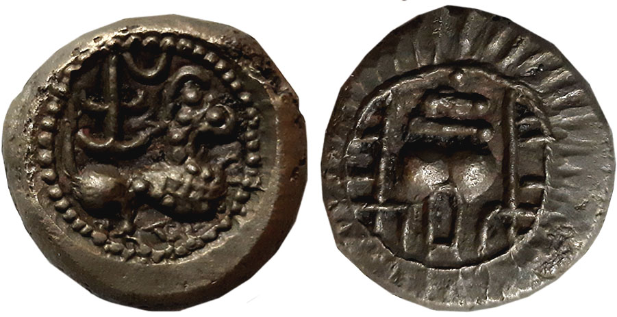 Vishnukundin, Copper, 6.69g, Obv: Lion standing to right, Rev: Conch flanked with lamp-pos