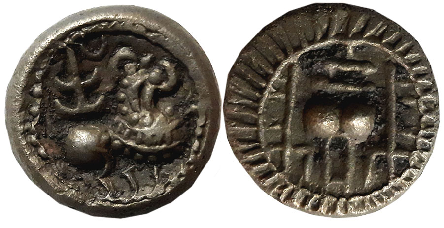 Vishnukundin, Copper, 5.90g, Obv: Lion standing to right, Rev: Conch flanked with lamp-pos